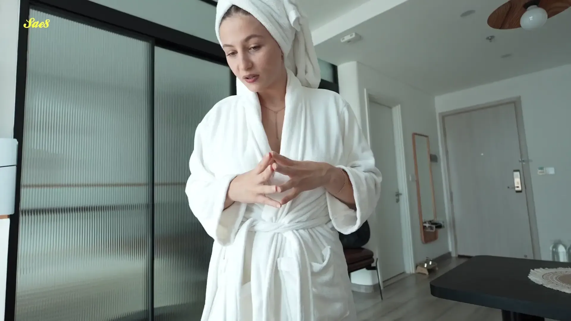 丰满的继母夺走了我的第一次